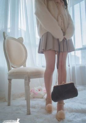 老师办公室在我们教室旁边怎么说